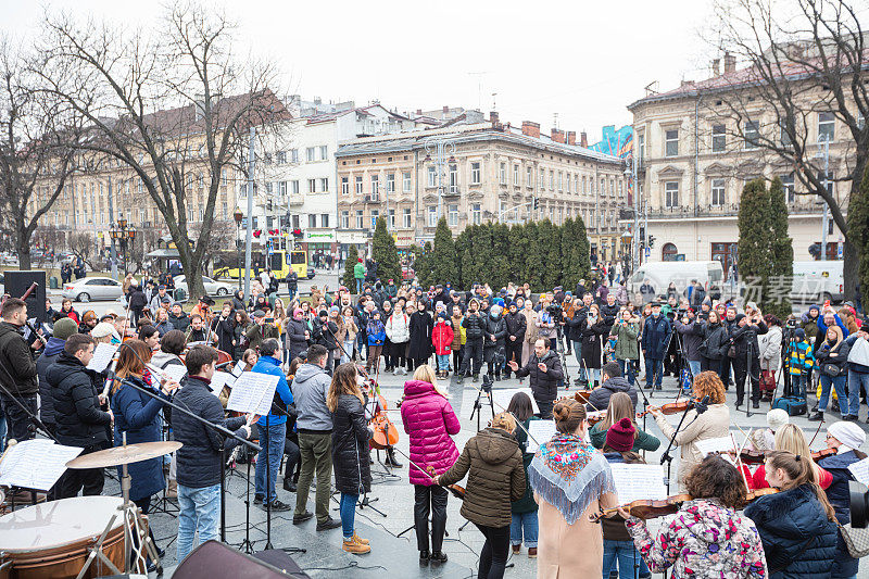 作为“自由天空”艺术活动的一部分，利沃夫国家交响乐团(INSO-Lviv Symphony Orchestra of Lviv National Philharmonic Society)在利沃夫的斯沃博迪大道(Svobody Avenue)进行了演出，以支持呼吁西方和其他国家关闭乌克兰上空天空的呼吁。